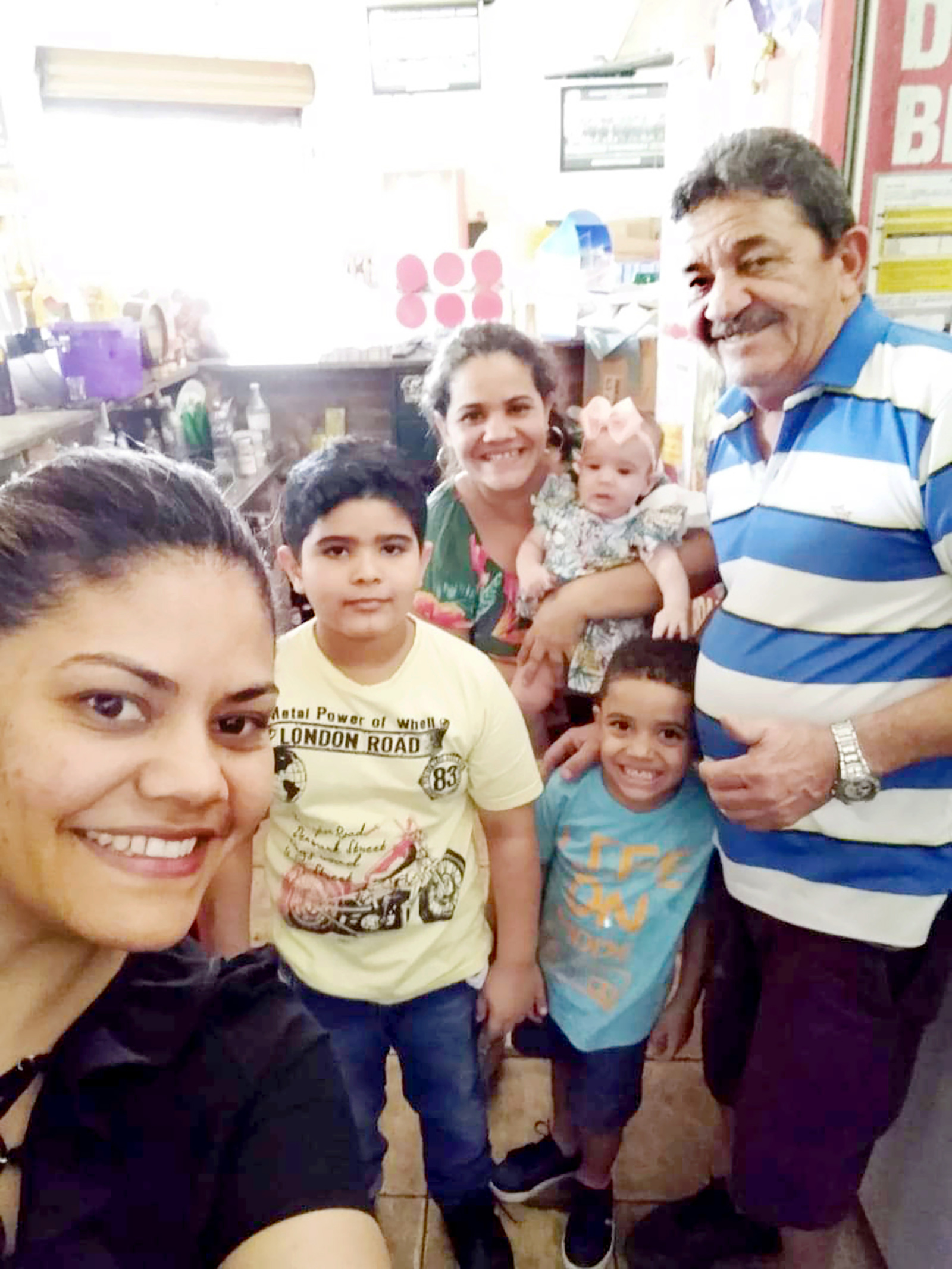 Dia 17 de agosto, comemora aniversário, o comerciante José Alípio Araújo. Ele recebe os cumprimentos da esposa Elisabeth da Silva Araújo, das filhas Vanessa Kelly da Silva Araújo e Jacqueline da Silva Araújo, do genro Lucas, dos netos Guilherme, Bernardo e Lavínia, dos familiares e amigos