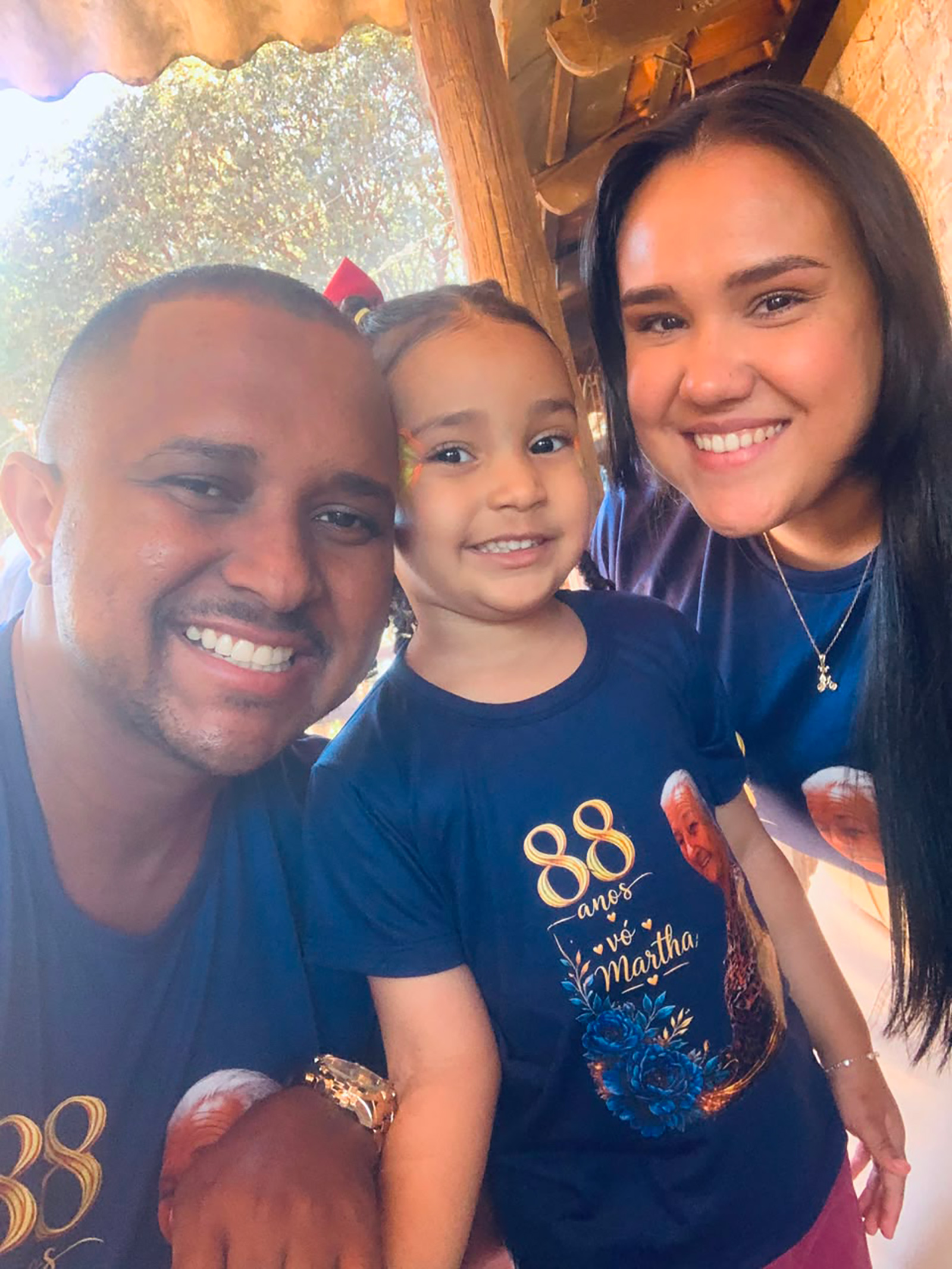 Dia 20 de agosto, comemoram 5 anos de casados, Bodas Madeira ou Ferro, Leonardo Rodrigo dos Santos Ribeiro e Beatriz Aparecida Gomes da Silva Ribeiro. Eles recebem os parabéns da filha Manuela Silva Ribeiro, dos pais Valdeci Firmino da Silva e Célia Rodrigues Gomes da Silva, e Aldo Rodrigues Ribeiro e Rosemeire Aparecida dos Santos Ribeiro, dos amigos e familiares