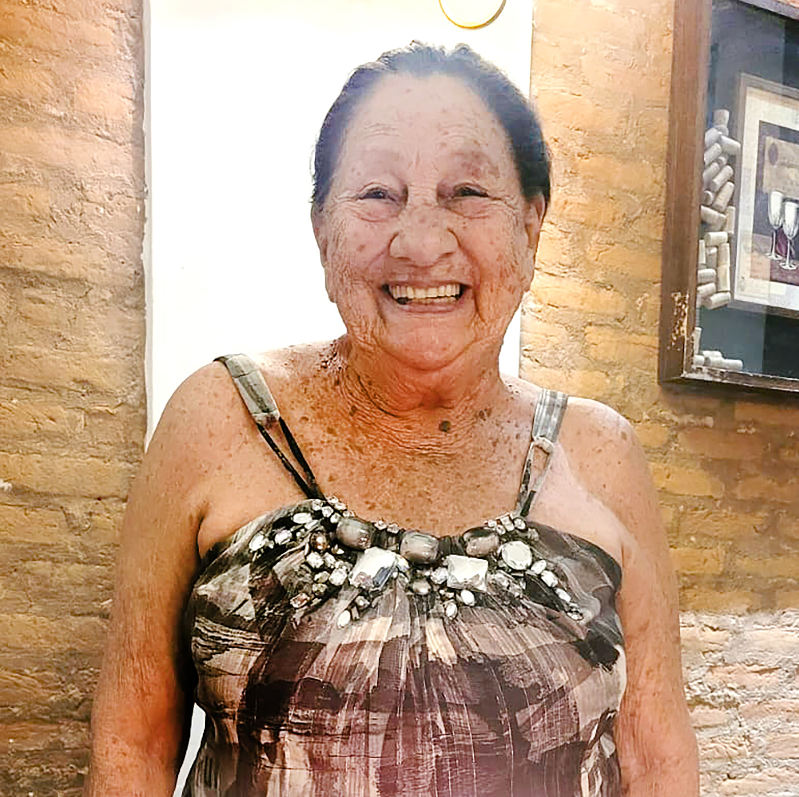 Dia 16 de agosto, comemora aniversário, Maria Ester Sandoval Maud (“Estelinha”), casada com José Walteneor Mauad (in me- moriam). São seus filhos  Jovama Sandoval Mauad (in memoriam); José Walteneor Mauad Júnior, casado com Natália Moriya; Marcelo Sandoval Mauad, casado com Tatiane Avanci Lopes Mauad e Maessa Sandoval Mauad, casada com Mateus Bravo, netos Alice, Marcelo, Isadora, Elias, Júlia e Beatriz. Estelinha recebe os parabéns dos filhos, das noras, do genro, dos netos, amigos e familiares