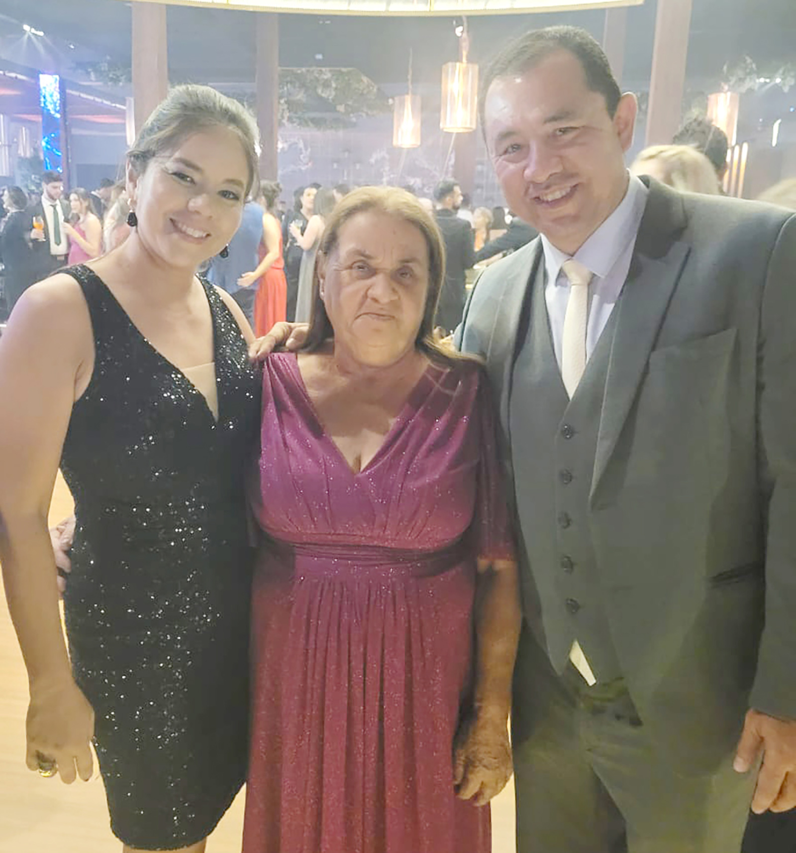 Dia 22 de agosto, comemora aniversário Maria Aparecida Fonseca, viúva de Yosio (“José”) Yamada. Ela recebe os cumprimentos do filho, o médico Dr. Adriano Fonseca Yamada, casado com Ana Maira Galindo de Matos Yamada e da filha, a secretaria da Indústria e Comércio de Ituverava, Andréa Fonseca Yamada Scott, casada com Marcelo Rodrigues Scott, dos netos João Victor, Ana Sophia, Ana Beatriz, João Guilherme, Manuela e João Marcelo, dos familiares e amigos