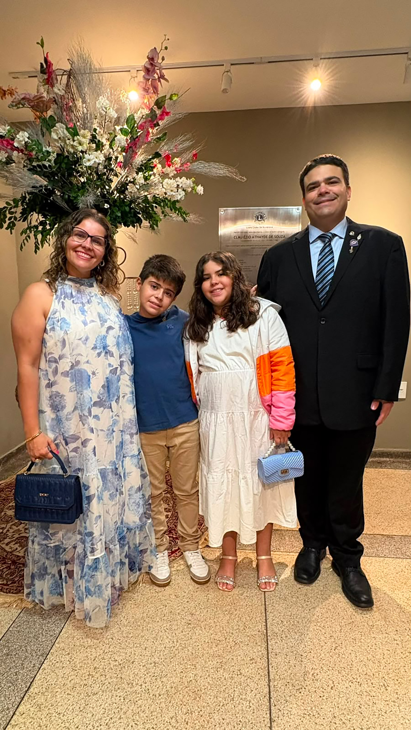 Dia 17 de agosto, comemoram 13 anos de casados, Bodas Linho ou Renda, Verônica Pugliani dos Santos e Luís César Castro Santos Pinto. Eles recebem os cumprimentos dos filhos Luísa Pugliani Castro dos Santos e Pedro Pugliani Castro dos Santos, dos pais João Vander dos Santos (“Vandim”)/Vânia Pugliani dos Santos e Paulo César Santos Pinto/Marlene Castro dos Santos Pinto, do irmão Gabriel Pugliani dos Santos, dos familiares e amigos