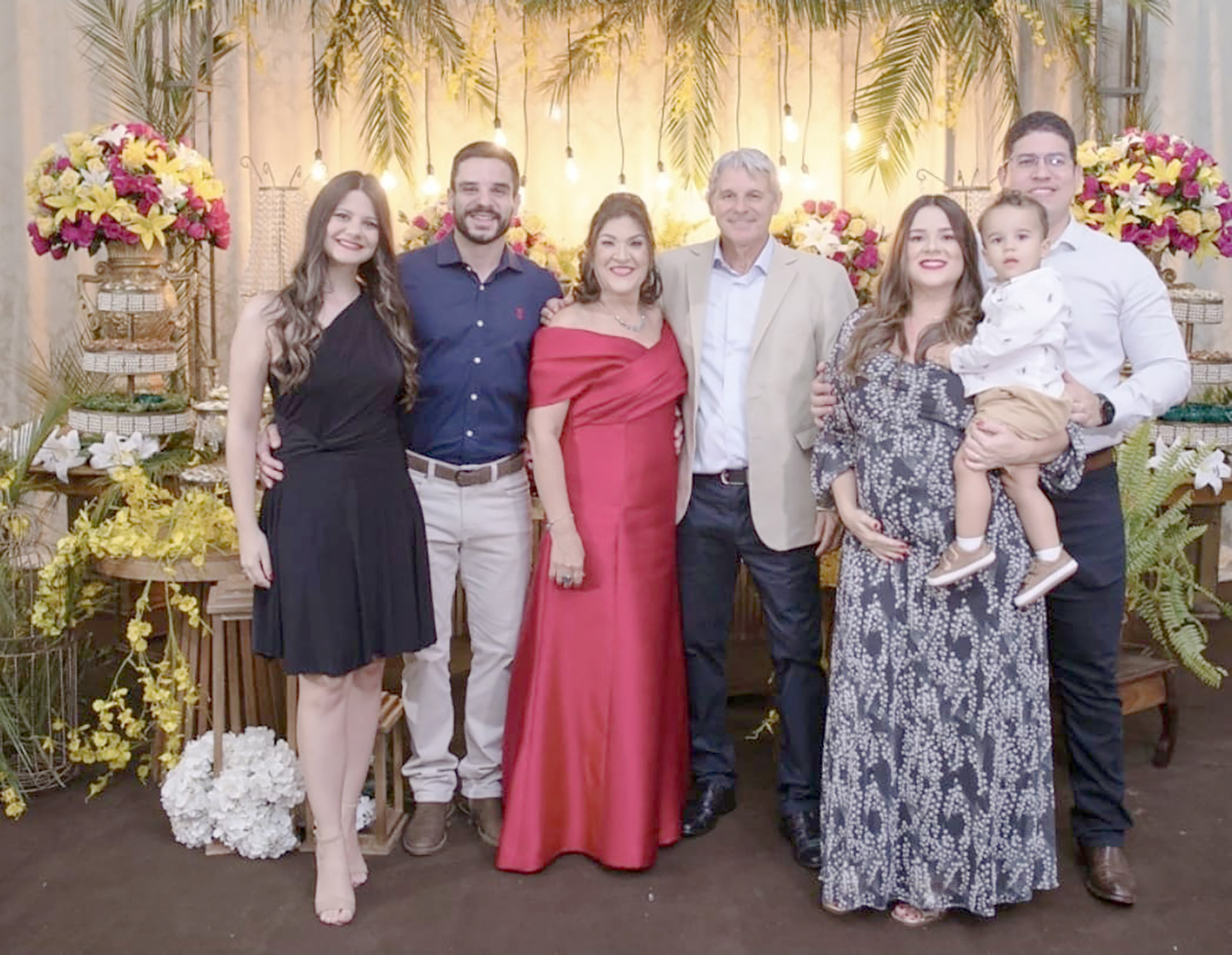 Dia 13 de outubro, comemora aniversário, a professora Lucimeire Batista de Melo. Ela recebe os parabéns do esposo Renilton Peres de Melo, dos filhos Michele Batista Mendes de Melo, casada com Gustavo Mendes e Murilo Batista de Melo, casado com Isabela Ricordi Antunes Gago, dos netos Gustavo de Melo Mendes e Clarice de Melo Mendes, dos familiares e amigos