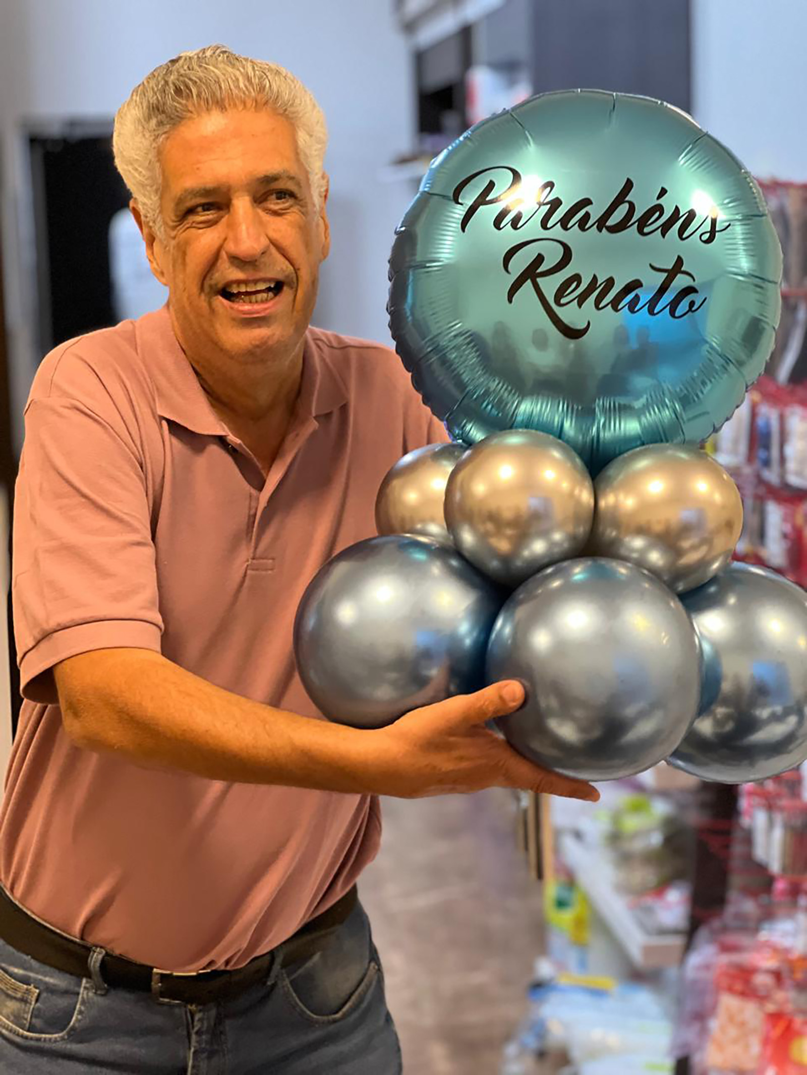 Dia 12 de outubro, comemora 63 anos, Renato de Freitas Barbosa Sandoval, filho do escritor e jornalista Celso Barbosa Sandoval e Nair de Freitas Barbosa Sandoval (in memoriam). Renato recebe os parabéns do pai, dos irmãos Celso Júnior, casado com Zaina de Paula Sandoval; Cristiane de Freitas Barbosa Sandoval de Castro, casada com o médico Dr. Ivan Junqueira de Castro e Alessandra de Freitas Barbosa Sandoval, dos sobrinhos, familiares e amigos