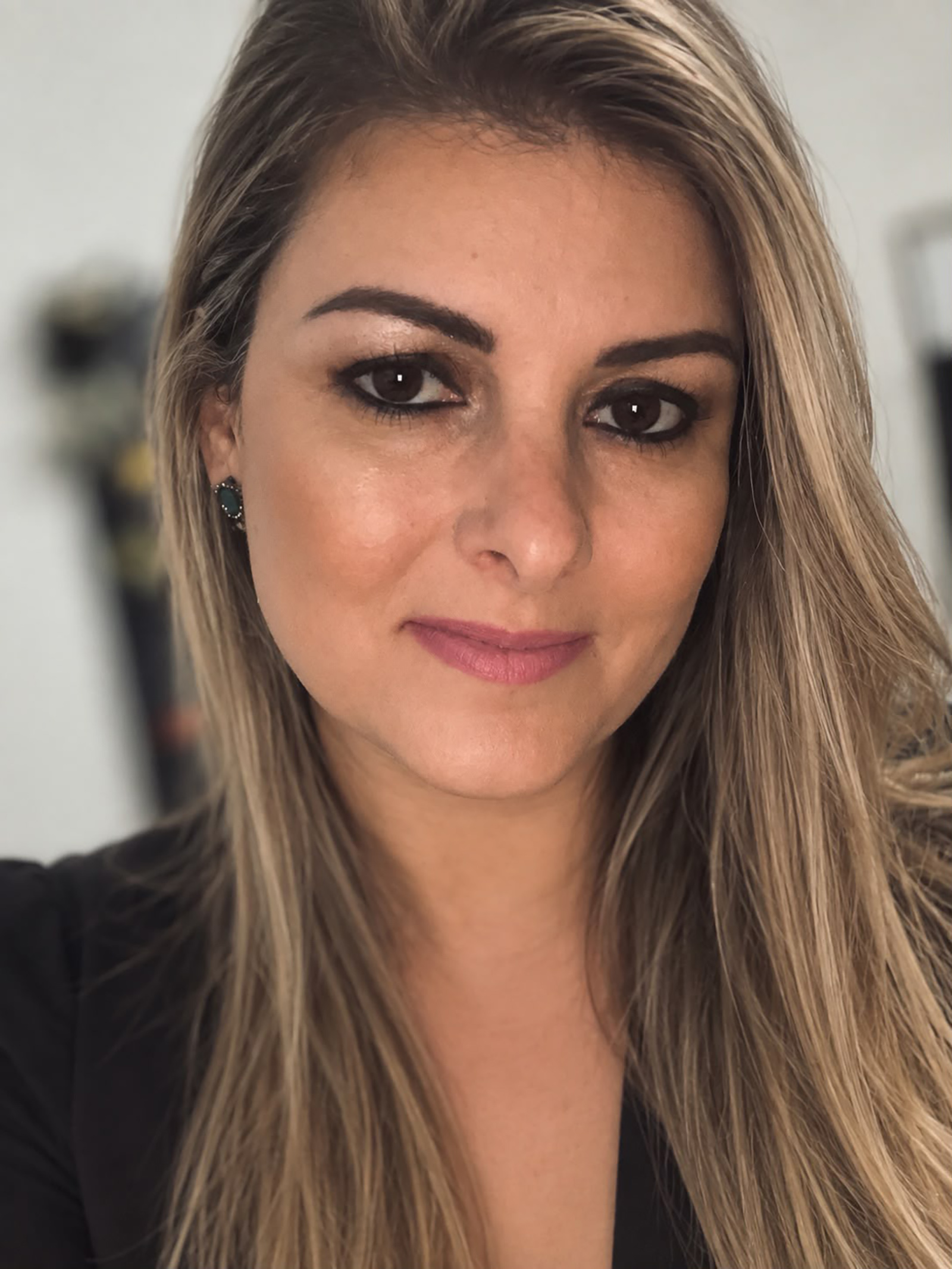 Dia 9 de outubro, comemora aniversário, a farmacêutica Ludmila Gir Cola, casada com Henrique Mantovani. Ludmila recebe os parabéns do esposo, da filha Gabriela, dos pais o médico Dr. Névio Edenir Cola e Erina Gir Cola, do irmão Leandro Gir Cola, dos familiares e amigos
