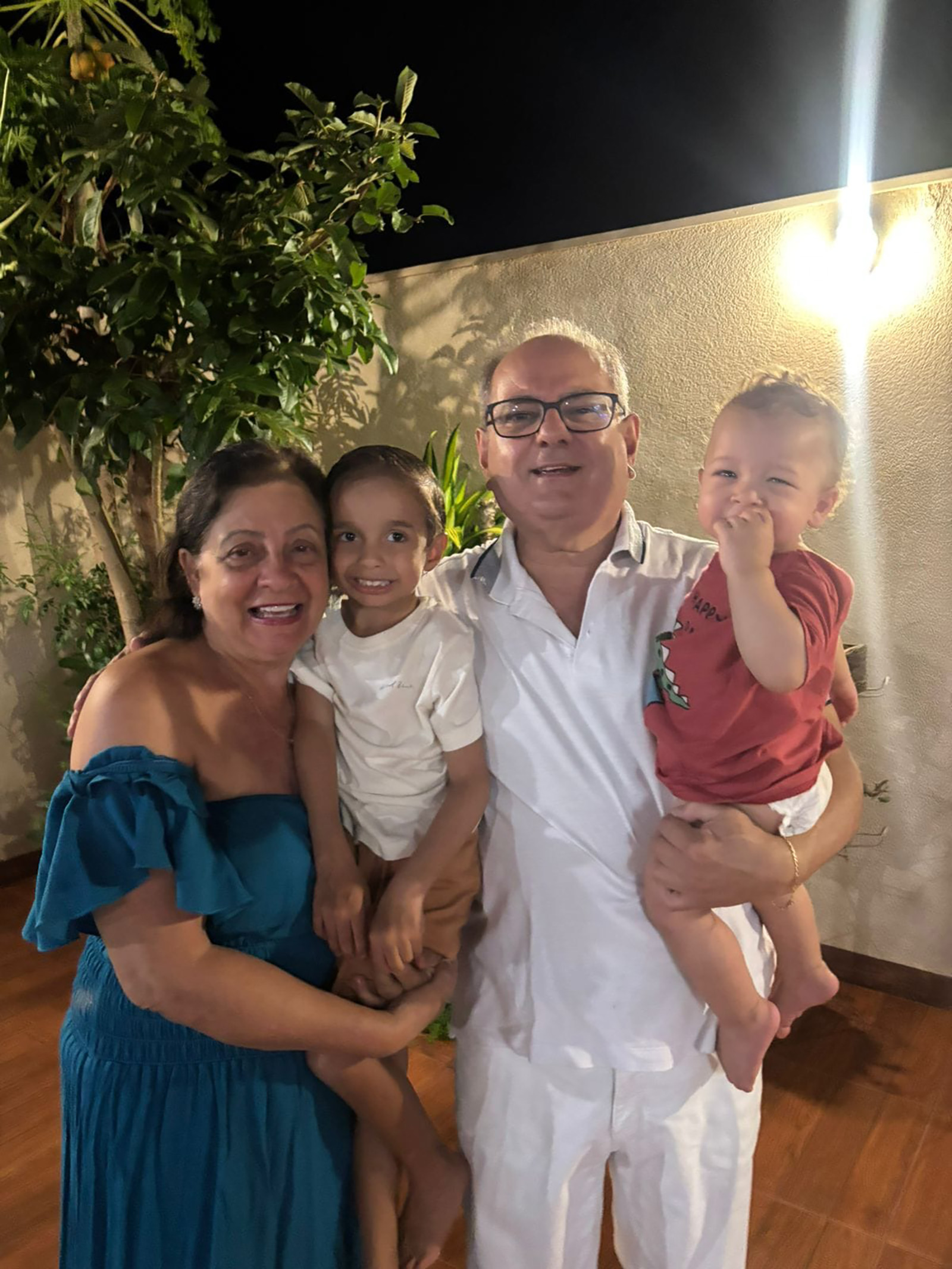 Dia 8 de outubro, comemoram 38 anos de casados, Bodas de Carvalho, o advogado e professor Luiz Miguel Ribeiro Moysés, que é vice-diretor executivo da Fundação Educacional de Ituverava e Eloísa da Graça Morando Moysés. O casal recebe os parabéns dos filhos Flávia Morando Moysés, casada com Matheus Henrique de Campos e Luiz Alexandre Morando Moysés, casado com Ana Carolina Nero Silveira, dos netos Heitor Moysés de Campos e Davi Moysés, dos familiares e amigos