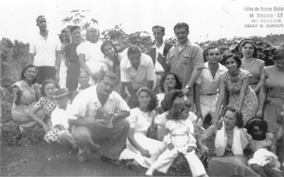 Foto de 1946 de um grupo de amigos. Sylvio Contart, Fauzi Cecílio, Cida Neime, Candita Garcia Prado, não identificada, Suzana Lanna, Jorge Nunes, Assad Chaibub, Augusto Montagnini e Wanda Matar Montagnini, funcionário da Anderson Clayton, Olga Lanna, Genoveva Jacob, Melina Jacob, Cecília Neaime, Jair Garcia Prado, Tereza Contart (“Dona Tina’), Muchir Miguel Francisco, Dora, Ivone Machado Cordaro e a filha Alzira Aparecida Cordaro Bucker, Mariinha Contart Ferrari