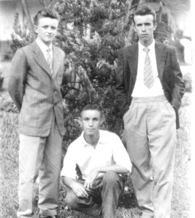Em 1957, jovens ituveravenses em visita a cidade de Ribeirão Preto. Eles eram funcionários das Casas Pernambucanas. (1) Airton Ferreira de Paula, (2) Paulo Chapine, e (3) Eduardo Geraldo Ferreira (“Guru”), que foi proprietário do Pilecs Bar