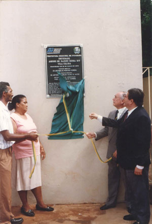 Foto de 10 de março de 1996, quando o prefeito (1) Dr. Archibaldo Moreira Coimbra e o presidente da Câmara (in memoriam), (2) Dr. Alcides Mesquita Garcia Júnior (in memoriam), descerravam a placa inaugural da Sociedade Amigos de Bairro Beira Rio da Vila Celina e Nosso Teto, e (3) e (4) o presidente da Sociedade, José Álvaro da Silva (“José Miguelópolis”) e sua esposa Maria Helena Rezende da Silva