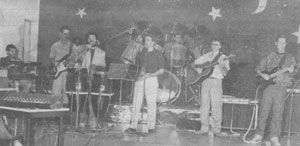 Foto de 23 de novembro de 1991, do conjunto ituveravense Máquina do Tempo, quando se apresentou na discoteca Zoom, em Ribeirão Preto, na “Noite do Splish Splash”. Faziam parte do conjunto: (1) Walter Gonçalves (teclado), (2) José Rubens de Matos (baixo e vocal), (3) José Antônio (“Dodô”) Jabur (vocal); (4) Moacir Ferreira dos Santos Júnior (bateria e vocal), (5) Luiz Sérgio Garcia (vocal); (6) Wilson (“Canindé” Ferreira) dos Santos (violão e guitarra) e (7) Augusto Sinhoniri (“Byl”) Chaibub (guitarra e vocal) (in memoriam)