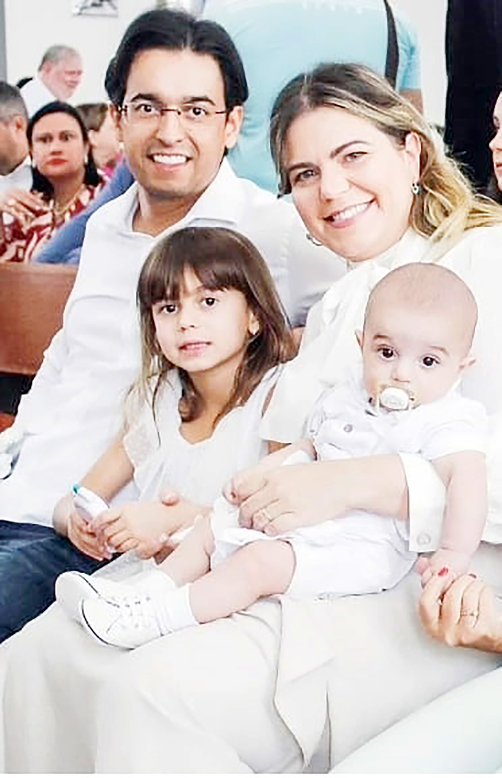Dia 9 de setembro, comemora aniversário, a professora Aline Sampaio Souza Cavalcanti. Ela recebe os parabéns do esposo, o advogado Genildo Vilela Cavalcanti, dos filhos Alice e Gabriel, dos familiares e amigos