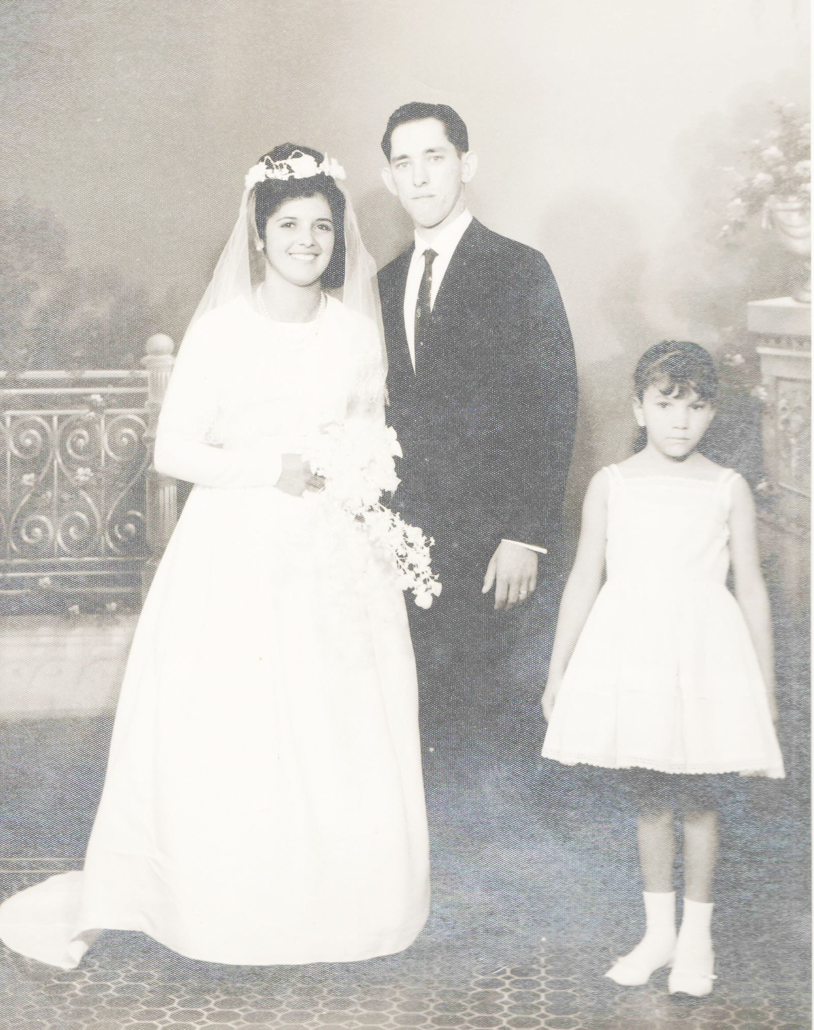 Dia 11 de setembro, comemoram 61 anos de casados, Bodas de Cobre, o escritor Fábio Rodrigues Pereira e Cecília Maria da Silva Pereira. Eles recebem os parabéns dos filhos Raquel, casada com César; César, casado com Marluci; Fátima, casada com Alexandre; Valéria, casada com Marco; Marcos, casado com Andréia; Lídia, casada com Leandro e Márcia, dos netos, da bisneta Helena, dos familiares e amigos