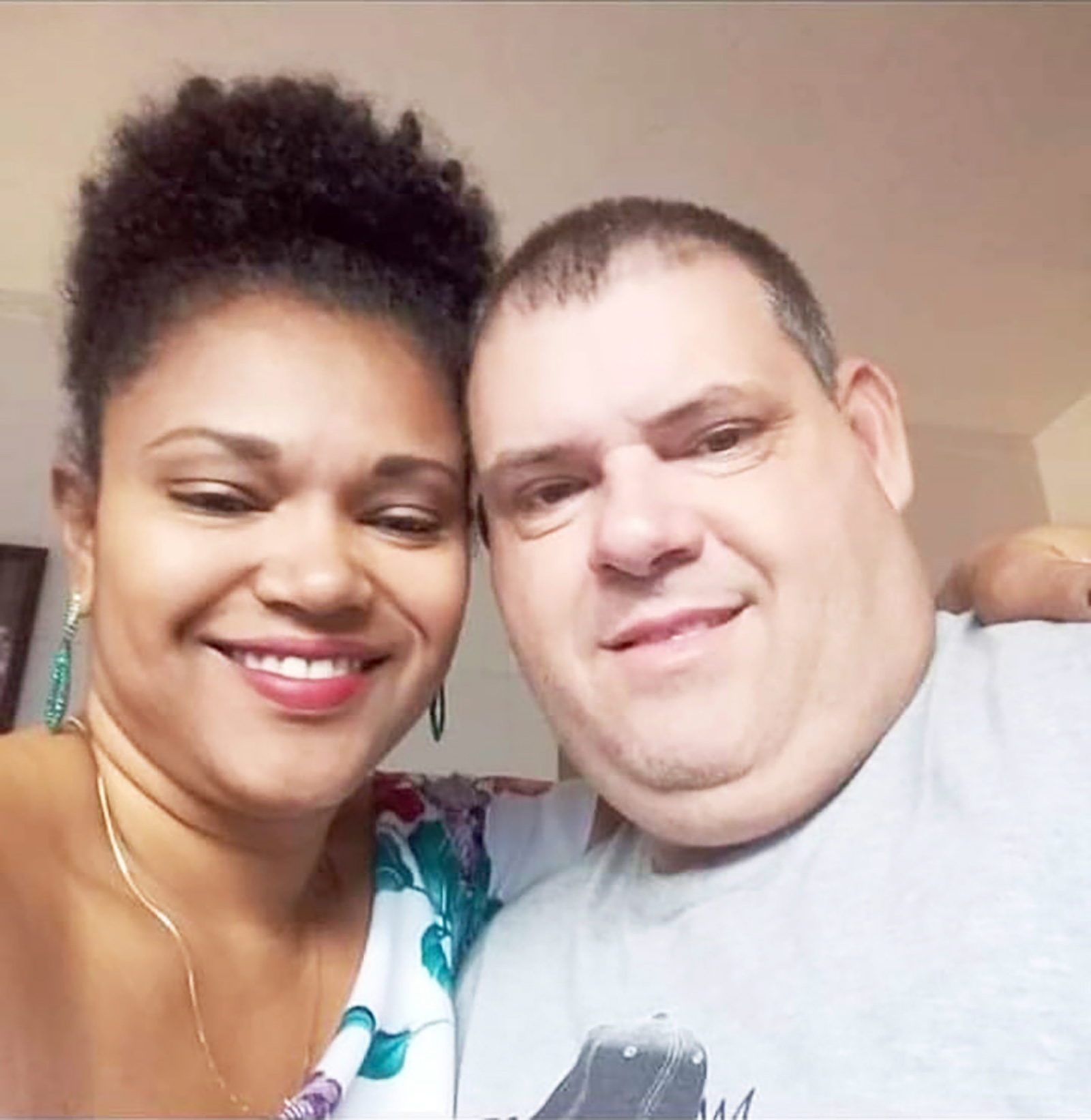 Dia 7 de setembro, completam 17 anos de casados, Bodas de Rosa, Flávia Tiago Nunes Tótoli e Gustavo de Melo Tótoli. Eles recebem os parabéns dos filhos Kenner Manoel Nunes dos Santos e Arthur Nunes Tótoli, dos familiares e amigos