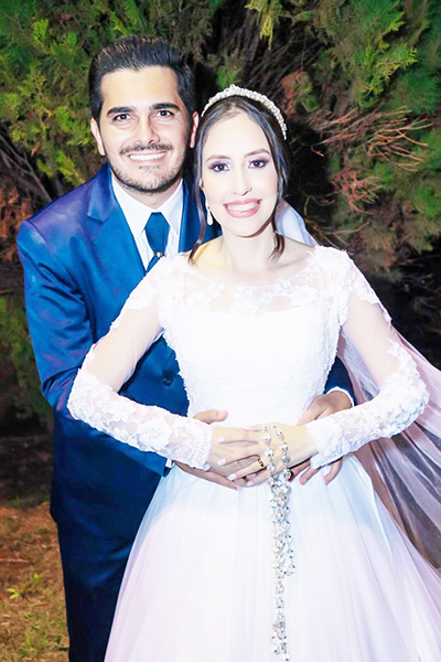 Dia 21 de maio, comemoram 4 anos de casados, Bodas de Linho, Angélica Galhardi Pimenta Ferreira Moussa e Guilherme Vitorelli Moussa. Eles recebem parabéns dos pais Luiz Antônio Pimenta Ferreira e Geni Maria C. Pimenta Ferreira e Youssef Georges Moussa e Vera Lúcia Vitorelli Moussa, dos irmãos Adriana da Silva Pimenta Barbosa, Andréia da Silva Pimenta Ferreira e Kássio Vitorelli Moussa, dos familiares e amigos