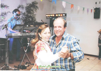 Dia 17 de maio, comemoram 45 anos de casados, Bodas de Rubi, Devanir da Silva Rego e Rosa Helena de Menezes Rego. Eles recebem os parabéns dos filhos, Guilherme de Menezes Rego e Saulo de Menezes Rego, das noras, dos netos, Luís Guilherme Piloto Menezes Rego e Henrique Garcia Menezes Rego, dos familiares e amigos