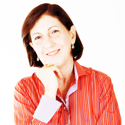 Dia 18 de maio, comemora aniversário, Maria Cristina Marçal Maciel. Ela recebe os cumprimentos do esposo, o médico Dr. Alcides Antônio Maciel Júnior, dos filhos Juliana Marçal Maciel, Mariana Marçal Maciel e Alcides Antônio Maciel Neto, do neto João Alberto Marçal Maciel de Faria Pereira, dos familiares e amigos.