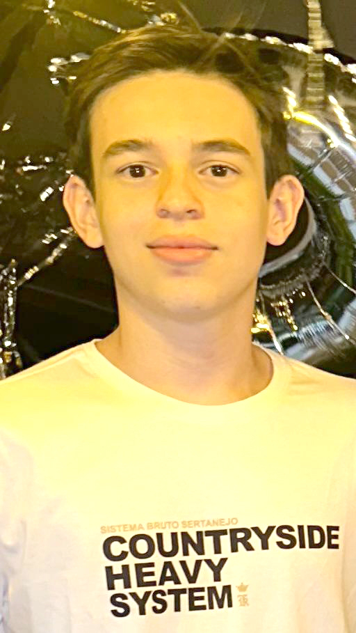 Dia 11 de junho, comemora aniversário, Eduardo Nunes de Oliveira. Ele recebe os parabéns dos pais, Flávio César de Oliveira, que é presidente da APAE de Ituverava, e Claudinéia de Oliviera, do irmão, Murilo, dos familiares e amigos