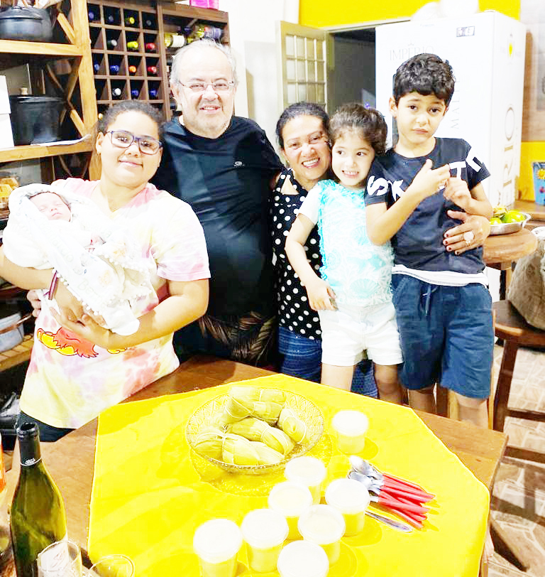 Dia 7 de junho, comemora aniversário, o funcionário público aposentado do Tribunal de Justiça de São Paulo, Estevam Bernardo Cheruti Galindo (“Estevinho”). Ele recebe os parabéns da esposa, a professora Neusa Godoy Galindo, dos filhos Stêneo Godoy Galindo, casado com Ana Carolina da Silva Dias Galindo; Estevan Bernardo Godoy Galindo e Stefania Godoy Galindo, casada com Guilherme Oliveira de Paula, dos netos Anna Clara Godoy Galindo Pacheco dos Santos, João Pedro Dias Galindo e Maria Fernanda Dias Galindo, dos familiares e amigos