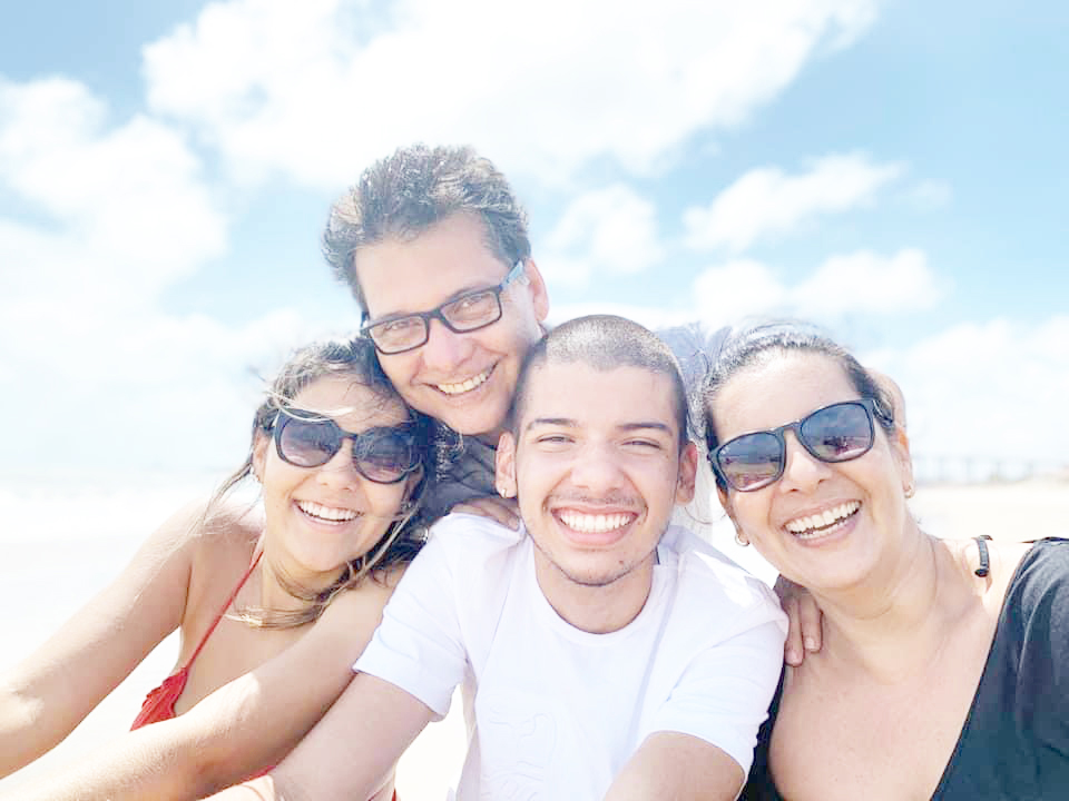 Dia 9 de junho, comemoraram 31 anos de casados, Bodas de Nácar, o empresário Luís Olavo Alves (“Luque”) e a cirurgiã-dentista, Raquel Nogueira Ignácio Alves. Eles recebem os parabéns dos filhos, a advogada Carolina Ignácio Alves e o estudante de Medicina, Luís Olavo Alves Filho, dos familiares e amigos