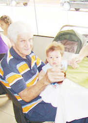Dia 11 de junho, comemora 88 anos, o comerciante aposentado Nelson Santo Brunherotti, casado Eunice Rodrigues Brunherotti. Ele recebe os parabéns da esposa, dos filhos Roseli Rodrigues Brunherotti, casada com o médico Dr. José Antônio Hiesinger Rodrigues; Lucélia Brunherotti Barbosa, casada com José Eduardo Jorge Barbosa (in memoriam); Ana Cláudia Brunherotti Ventoja, casada com Fábio Ventoja e Degiovani Brunherotti, casado com Eliete Carrera Brunherotti, dos netos, familiares e amigos